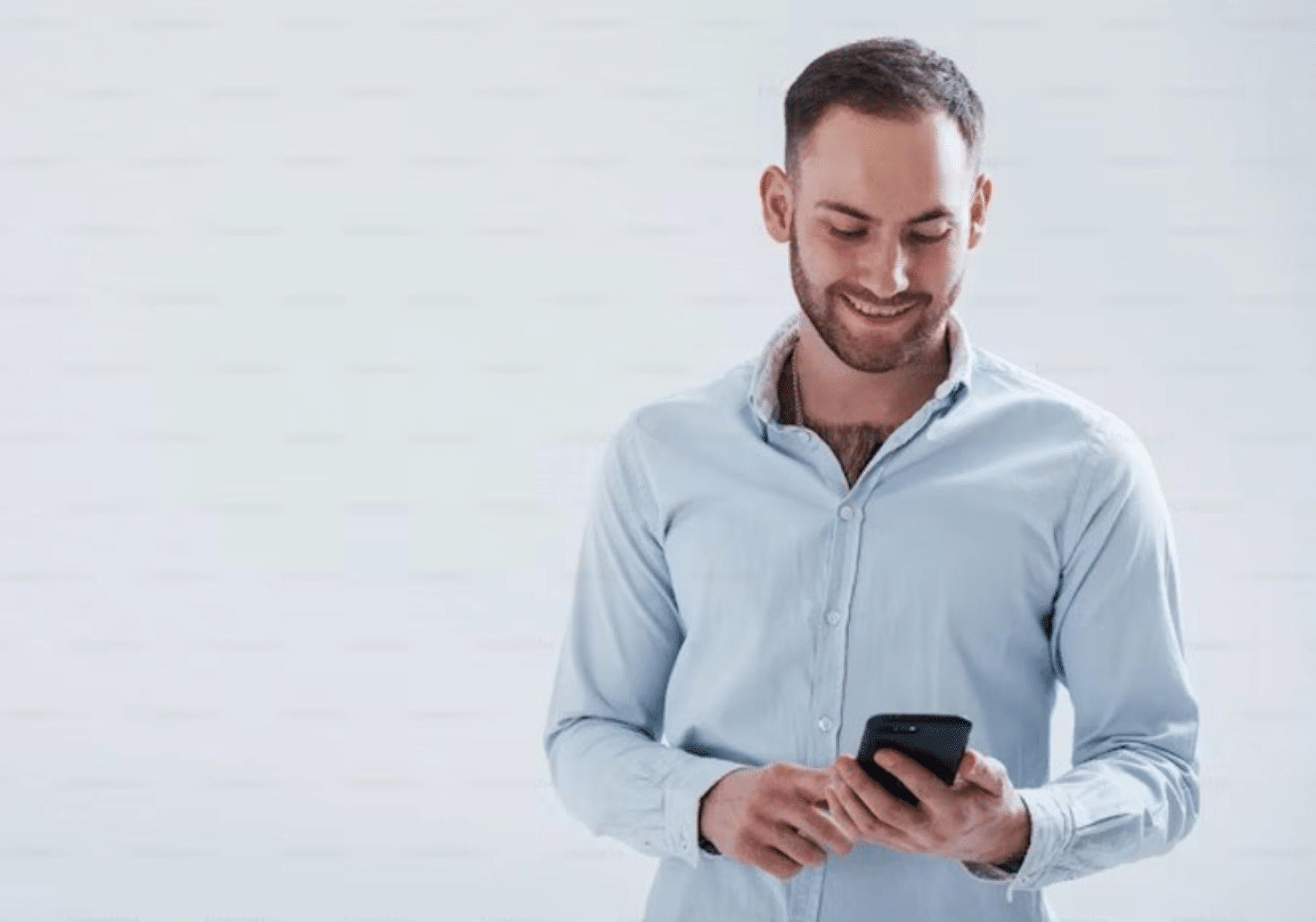 Homme avec smartphone