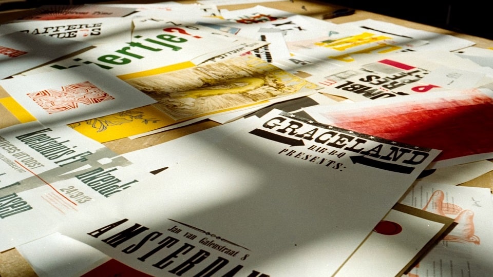 flyers posés sur une table