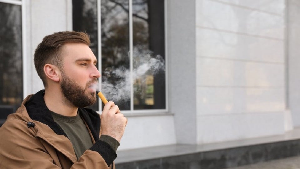 homme qui vapote cigarette electronique