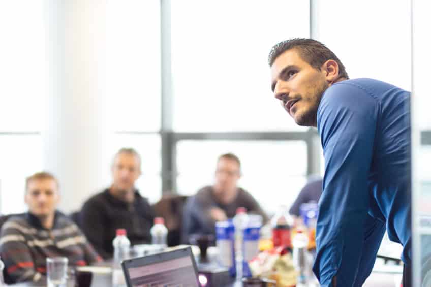 Homme d'affaires faisant une présentation au bureau. Dirigeant d'entreprise faisant une présentation à ses collègues lors d'une réunion ou d'une formation commerciale interne, expliquant ses plans d'affaires à ses employés